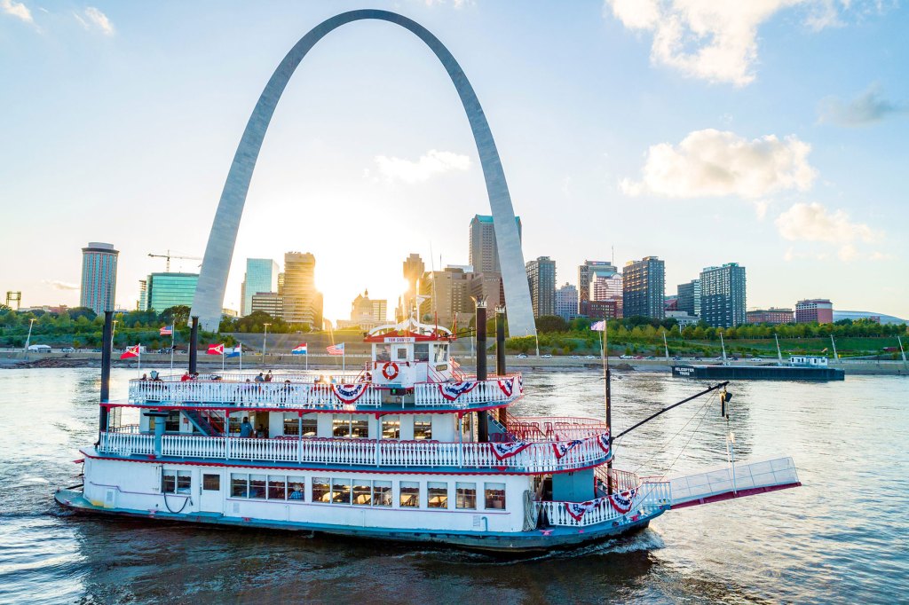 A riverboat cruising the Mississippi River in front of the St. Louis Gateway Arch
