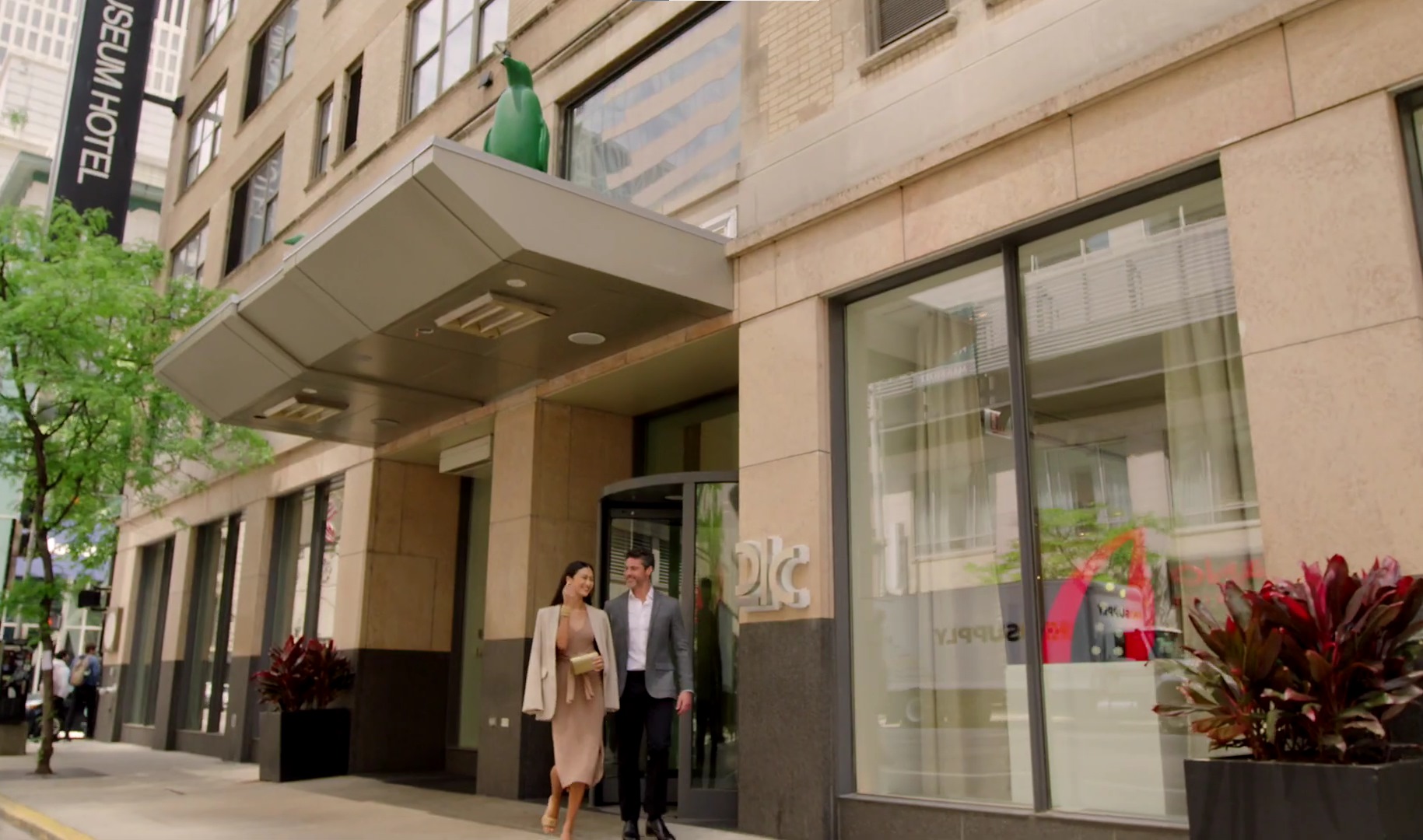 Couple walking outside of the 21c Chicago in the summertime.