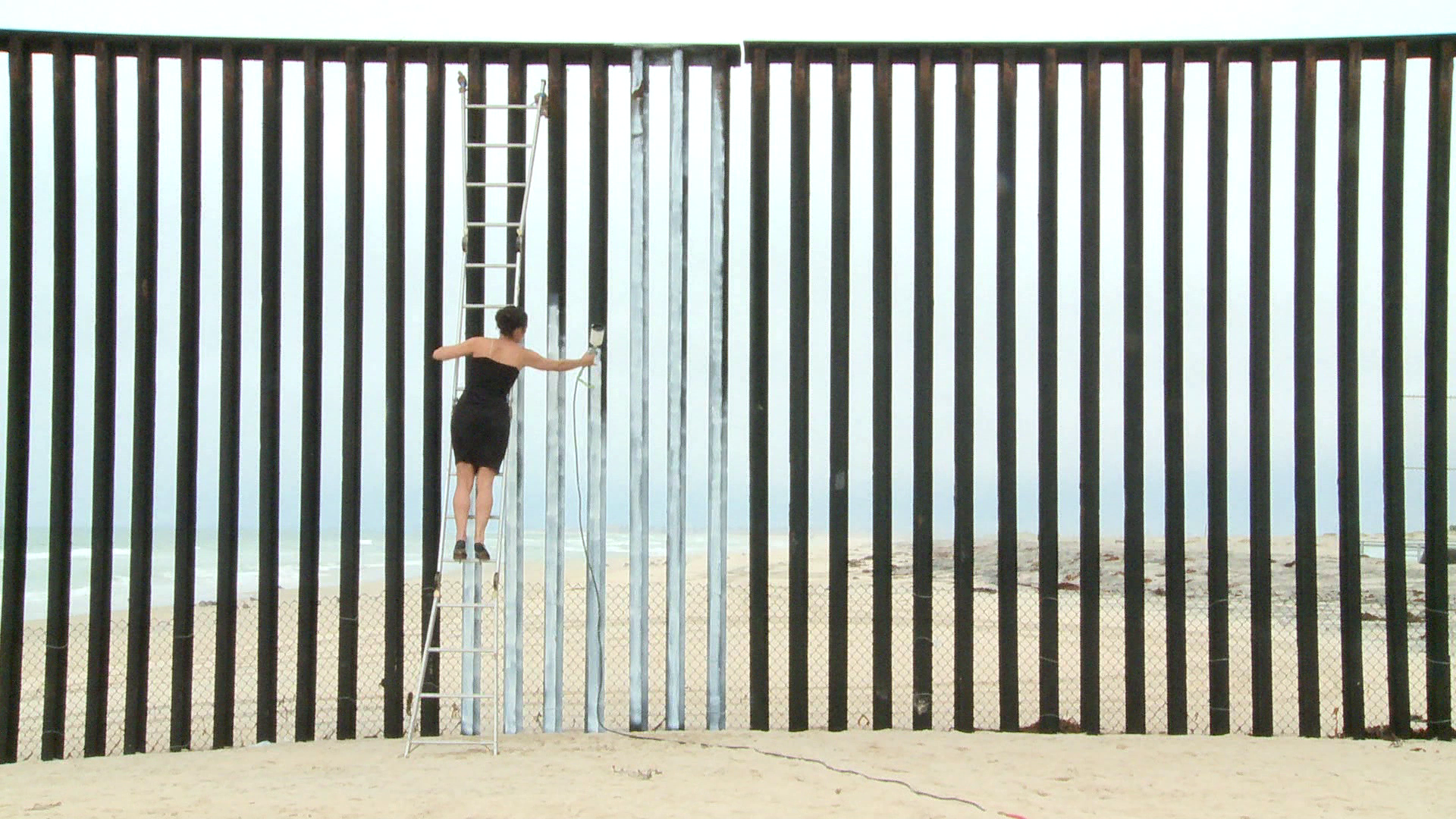 Ana Teresea Fernández Borrando la Frontera [Erasing the Border], 2021 (still) Video